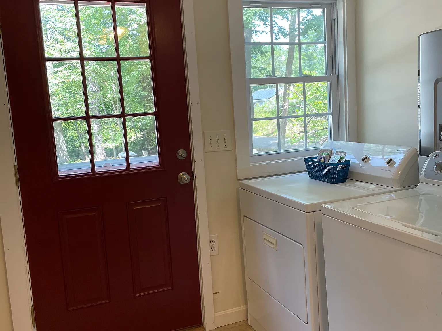 3 bed, 1.5 bath, 1194 sqft, $3,250 — Photo 2