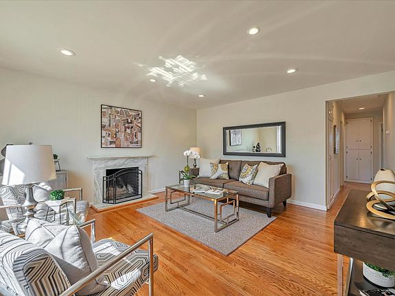 4th image of 1059 Crestwood Dr