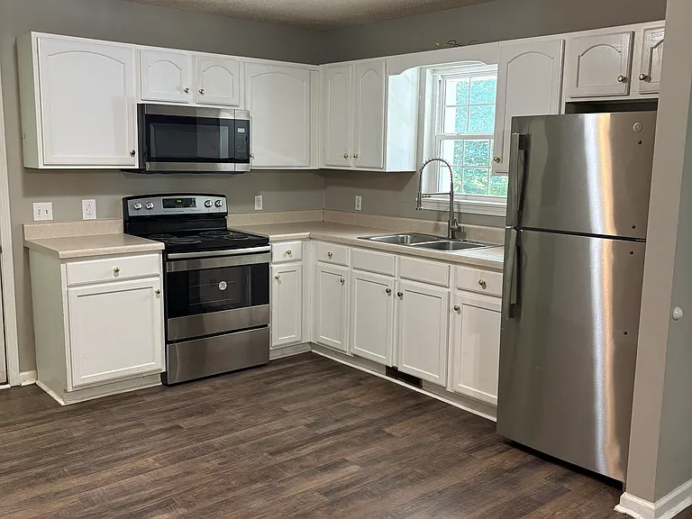 890 Locust Dr — Photo 3