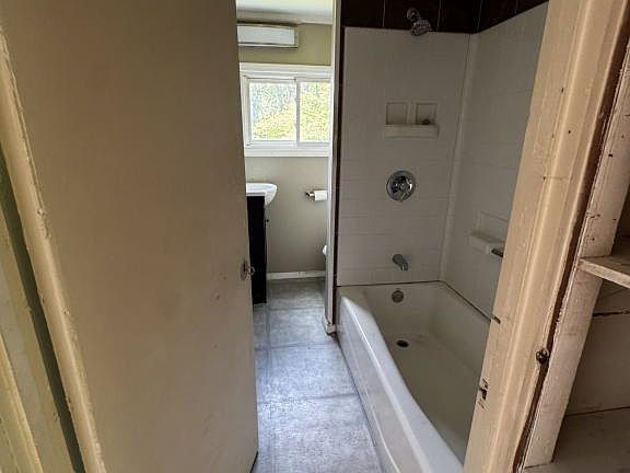 4th image of 111 Jellico Ln