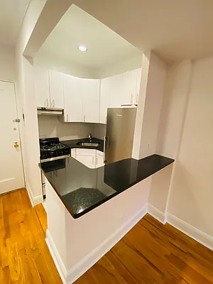 Rented by Metropolis Real Estate of Manhattan | media 17