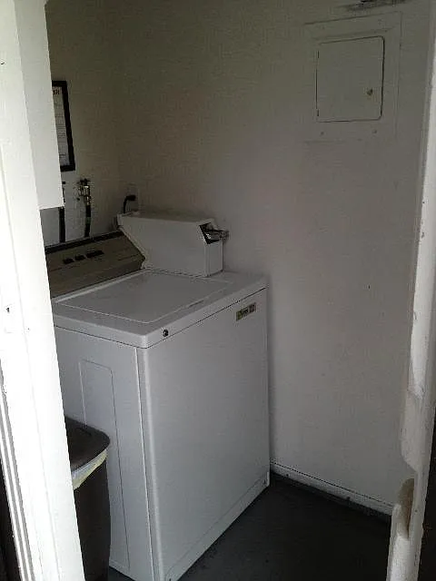 Charming 1 Bedroom Apartment! — Photo 4