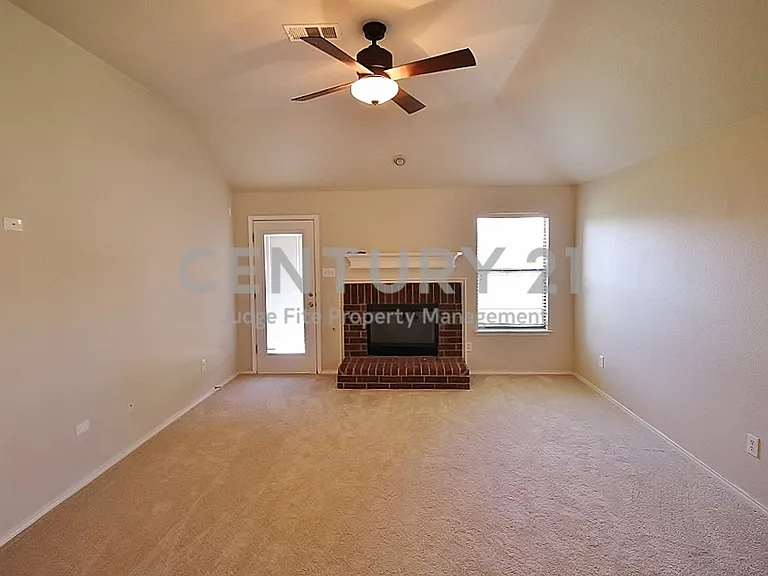 2816 Park Springs Dr — Photo 2