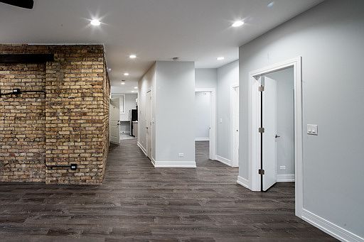 3rd image of 1058 W Glenlake Ave #2