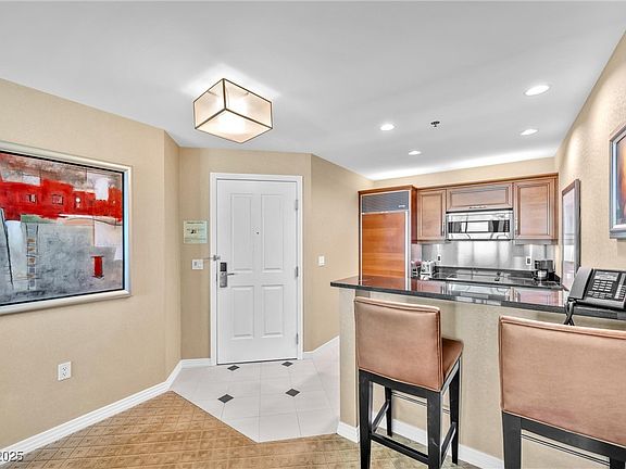 5th image of 125 E Harmon Ave #1020