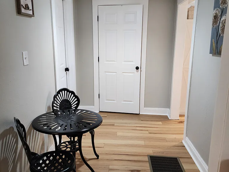 511 Queen St — Photo 11