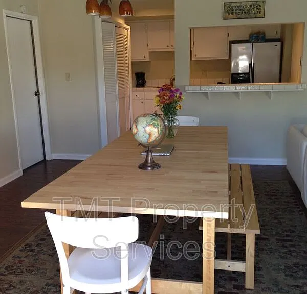 881D Peach St — Photo 2