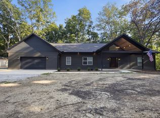 8960 E South Circle Dr, Effingham, IL 62401