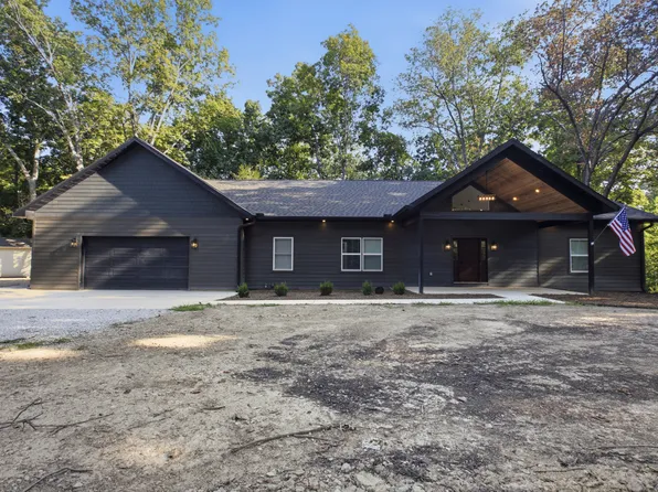 8960 E South Circle Dr, Effingham, IL 62401