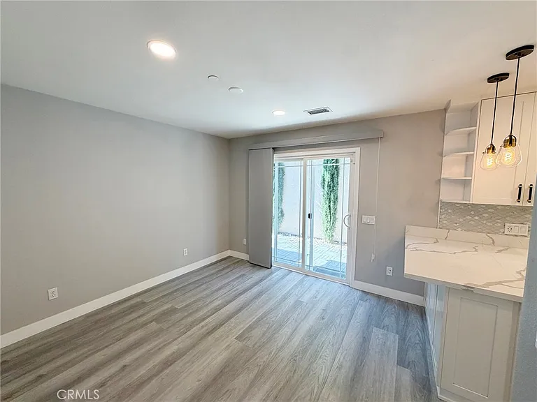 1124 S Mayflower Ave — Photo 5
