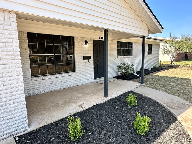 233 Robin Hood Trl — Photo 2