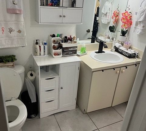 Bathroon with two doors,one connected to the bedroom and the other to the hall