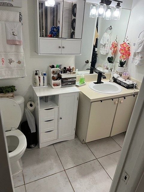 Bathroon with two doors,one connected to the bedroom and the other to the hall