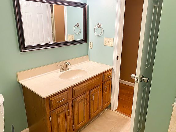 3rd image of 412 Greenland Ln