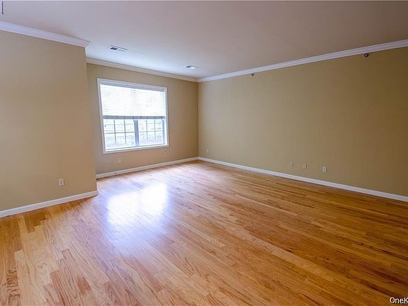 4th image of 216 Canter Ct