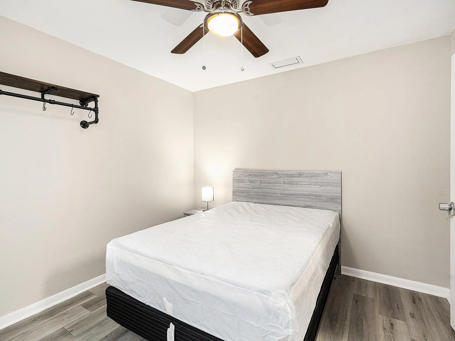 4 bed, 3.0 bath, 2784 sqft, $936 — Photo 2