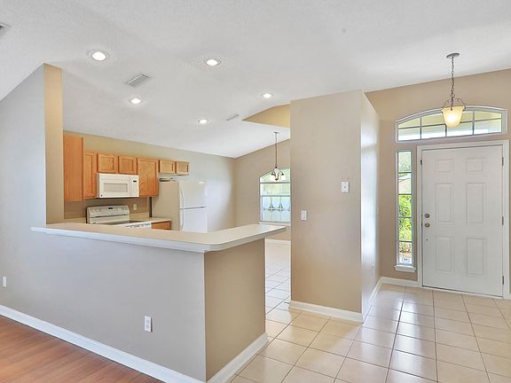 5th image of 601 Stonehill Pl