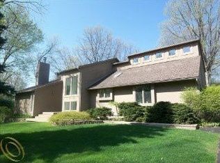 2756 W Hickory Grove Rd, Bloomfield Hills, MI 48302