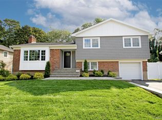 16 Eleanor Rd, Plainview, NY 11803