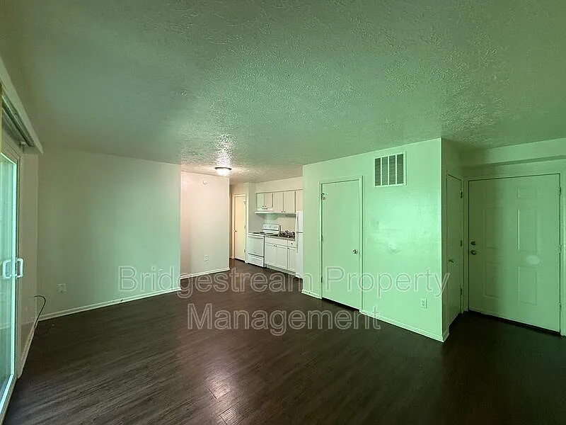 3001 Idylwilde Blvd — Photo 2