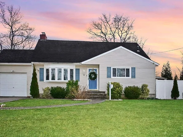 24 Southwood Lane, North Babylon, NY 11703