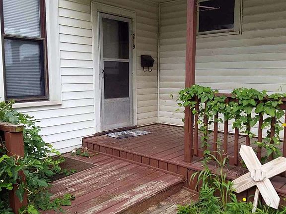 4th image of 219 N East St