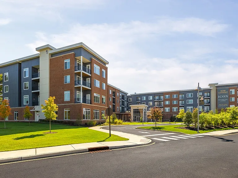 Icon Riverwalk - 55+ Active Adult Apartment Homes — Photo 4