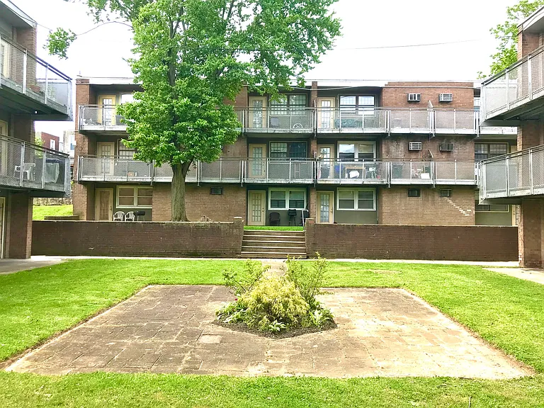 Magnolia Court — Photo 3