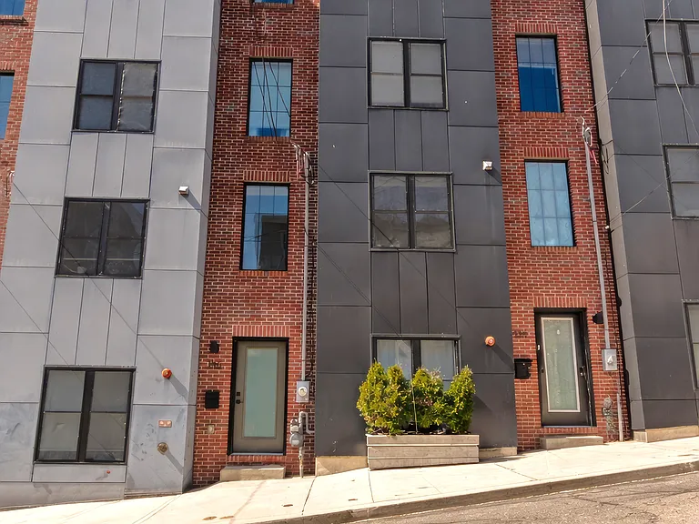 136 Burnside St — Photo 3