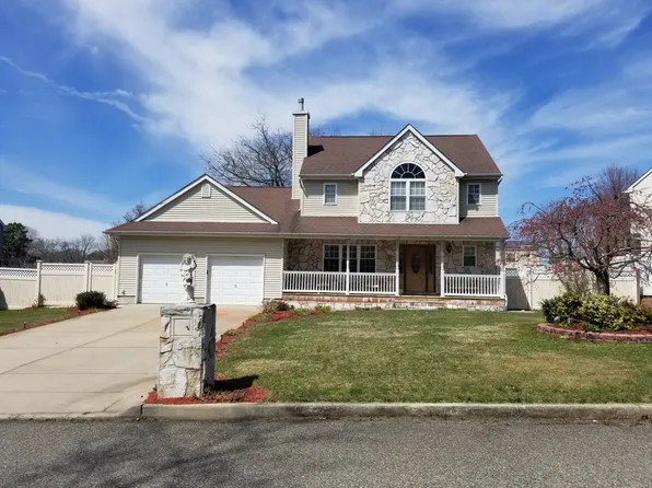 29 1st Pl, Central Islip, NY 11722