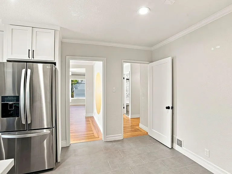 864 Erie St — Photo 12