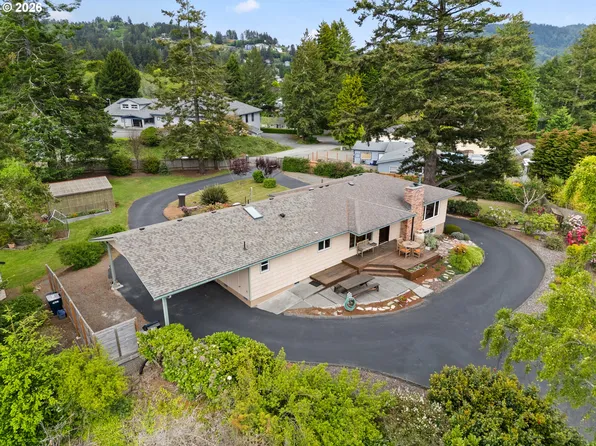 905 Barbra Ln, Brookings, OR 97415