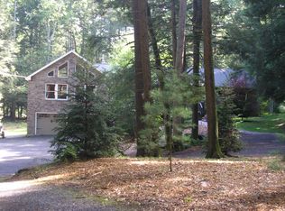 141 Summit Dr, Cresco, PA 18326