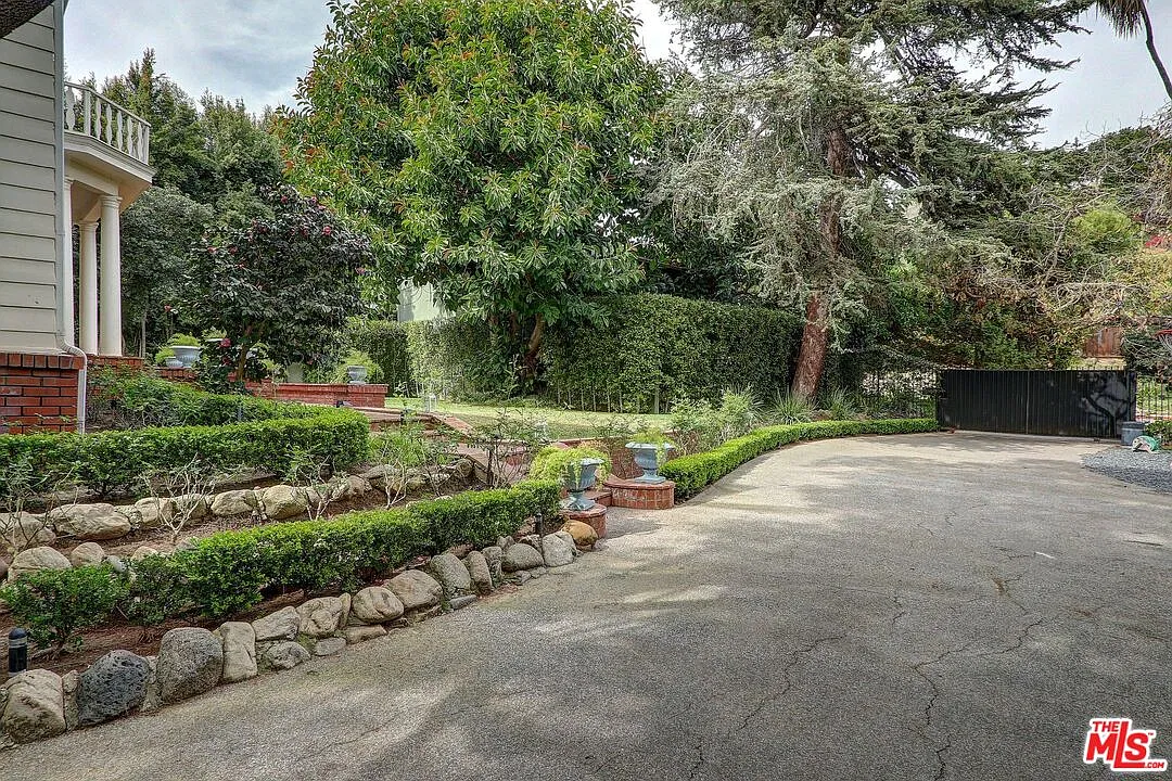 4 bed, 2.5 bath, 4352 sqft, $9,000 — Photo 4