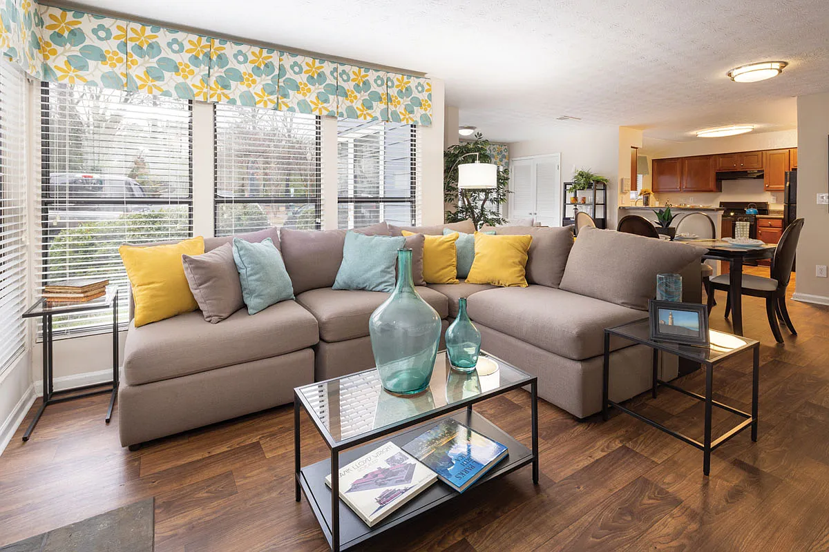 Chatsworth Apartments — Photo 4