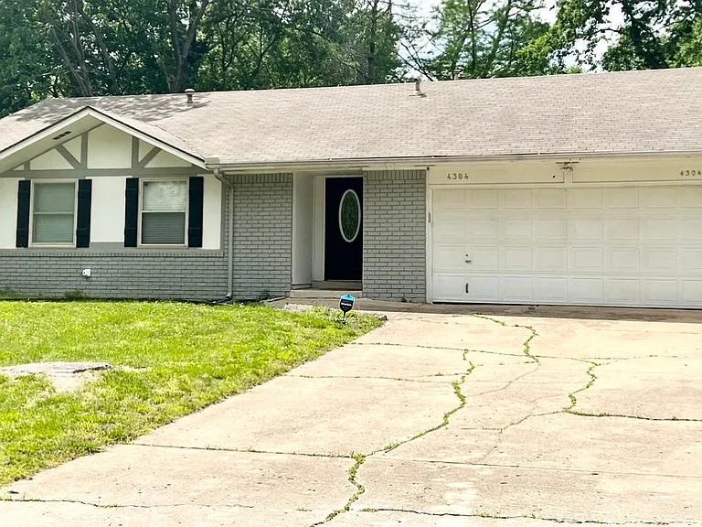 4304 S Ash Pl — Photo 1