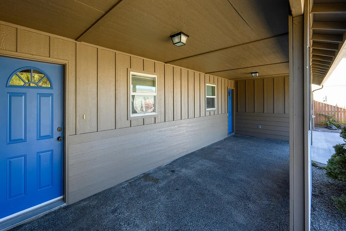 Building Photo - 842 NW Maple Ct