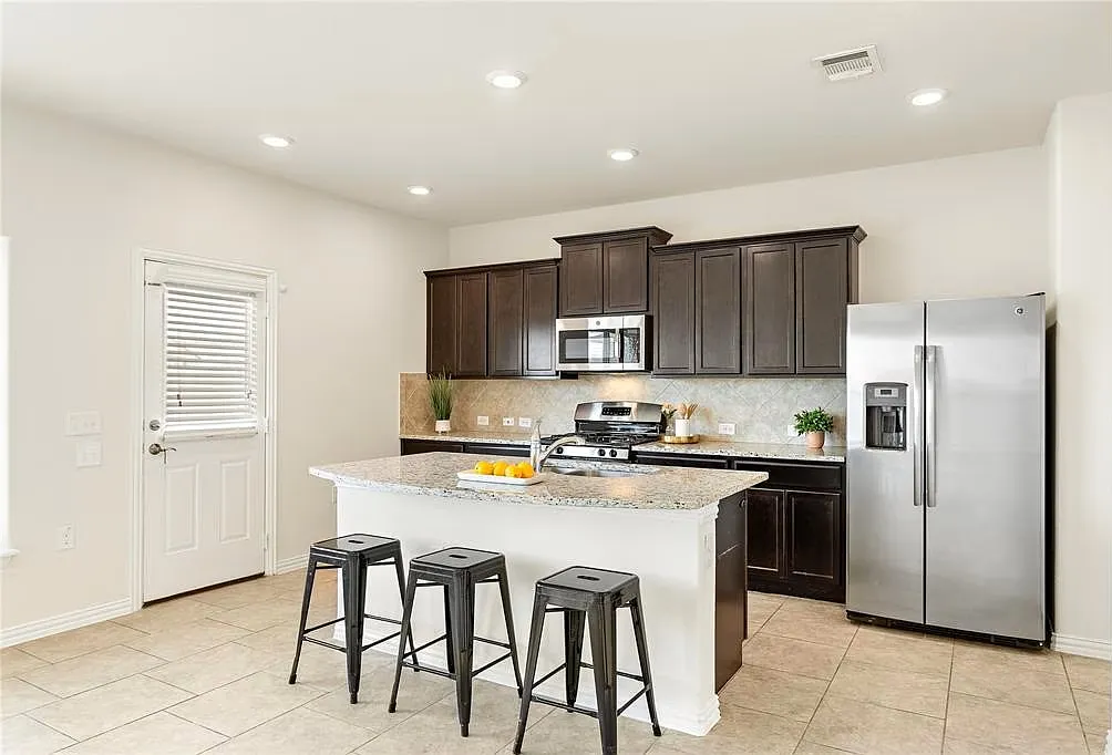 4 bed, 2.5 bath, 2131 sqft, $2,550 — Photo 3