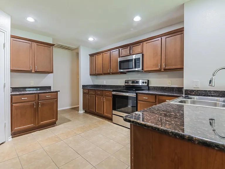 2116 Meadow View Dr — Photo 10