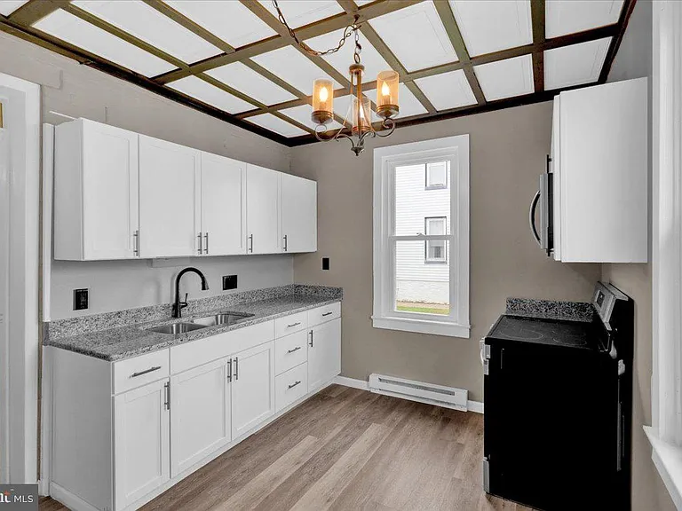 2102 Main St — Photo 11