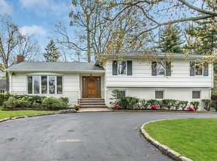 4 Lake Rd S, Great Neck, NY 11020