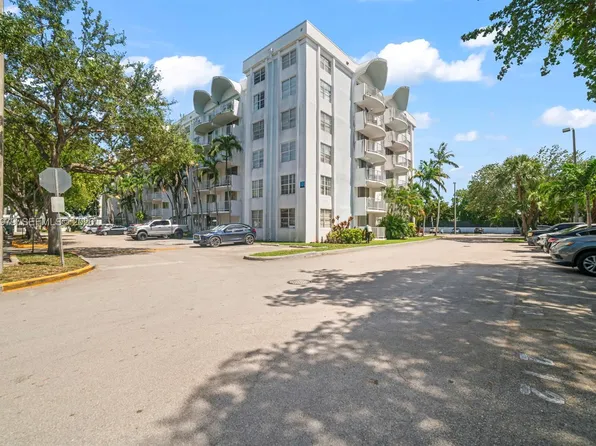 498 NW 165th Street Rd APT D201, Miami, FL 33169