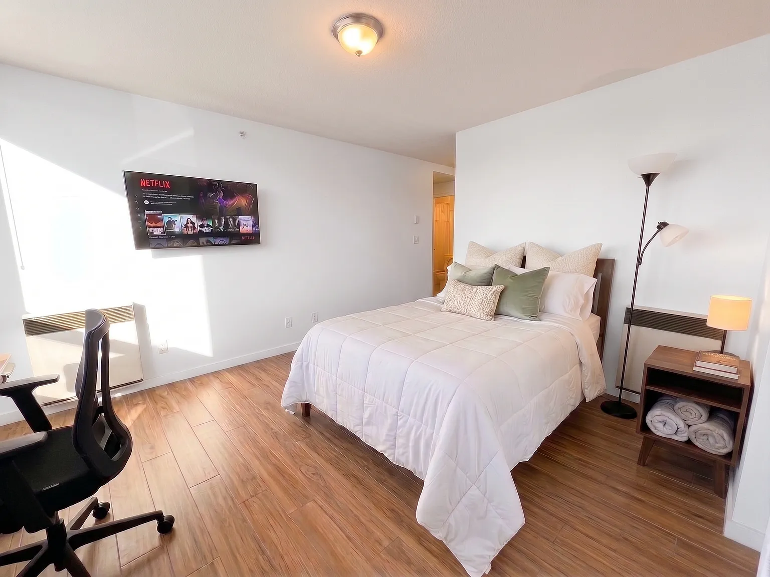 4 bed, 1000 sqft, $2,200 — Photo 2