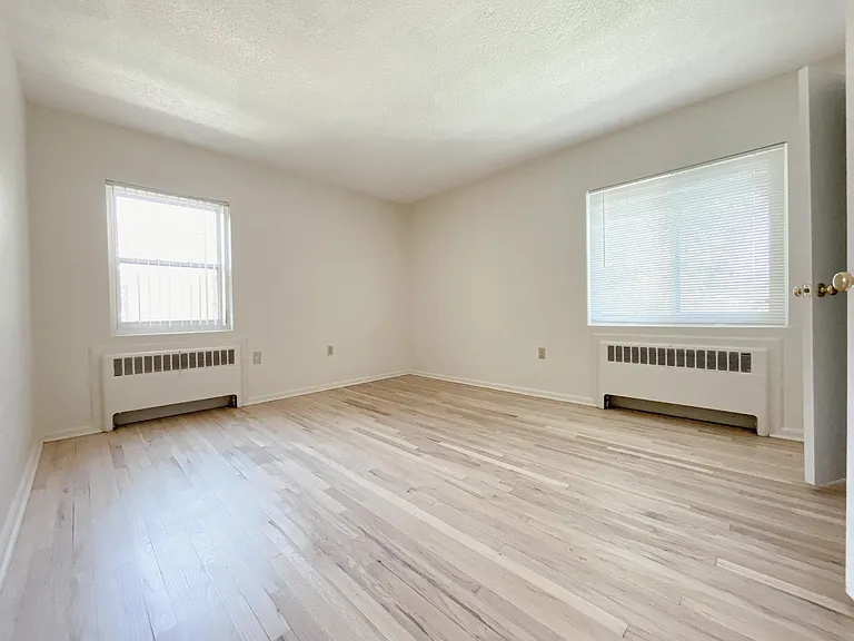570 Whitney Ave — Photo 9