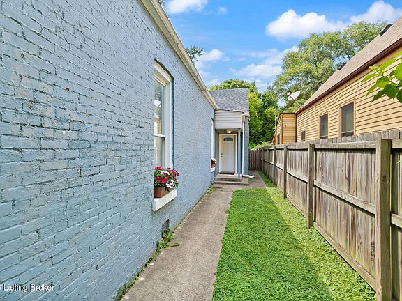 3rd image of 1519 E Elm St