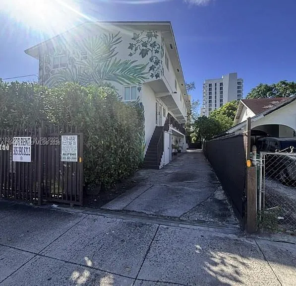 560 NW 1st St #7 — Photo 2