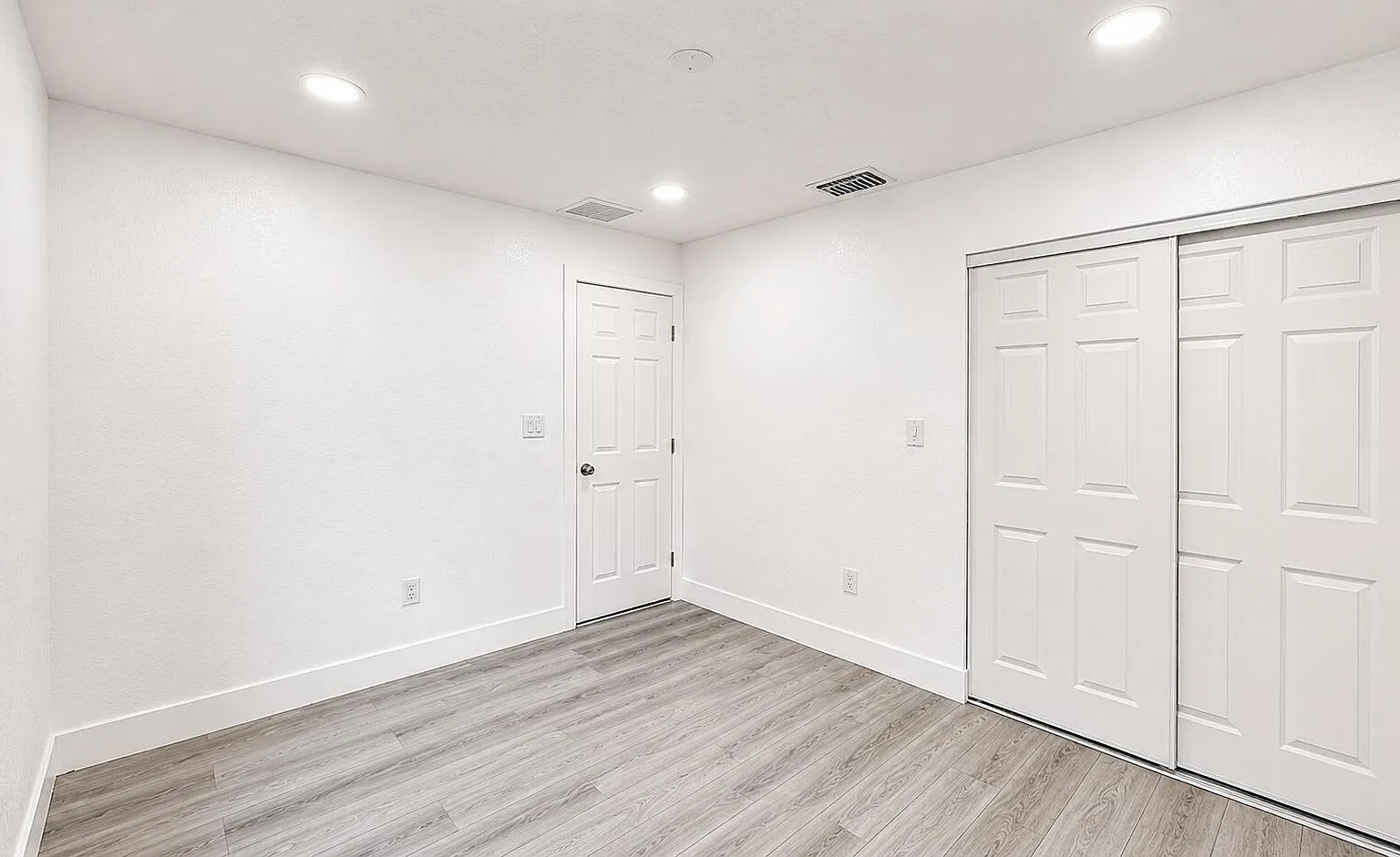 2 bed, 1.0 bath, 1560 sqft, $2,000 — Photo 3