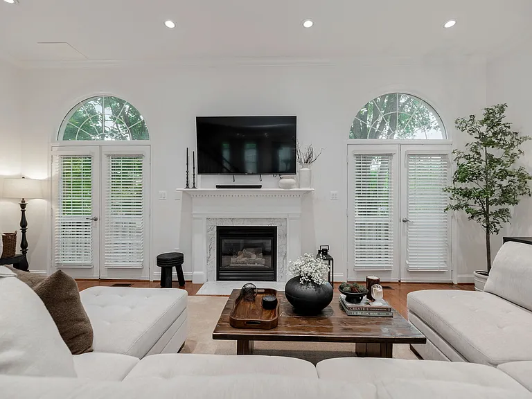 413 Clayton Ln — Photo 4