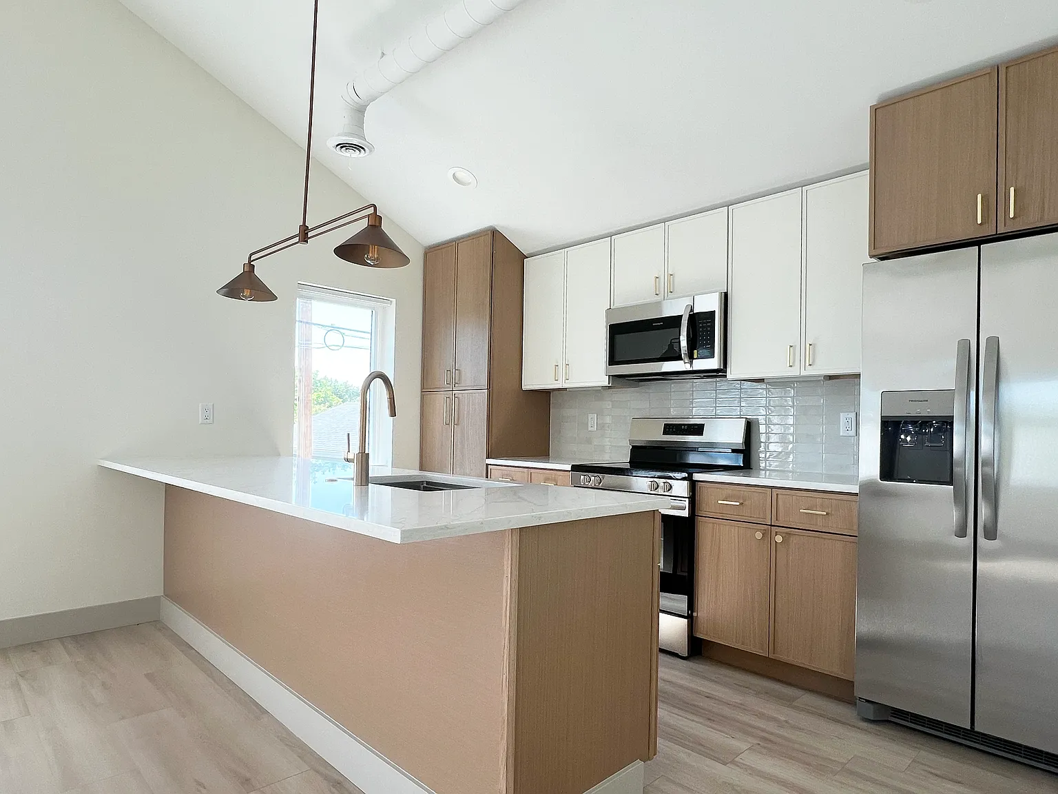 2 bed, 900 sqft, $3,000 — Photo 1