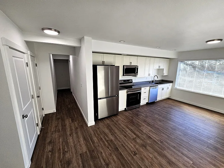516 Wells Ave S #B — Photo 2